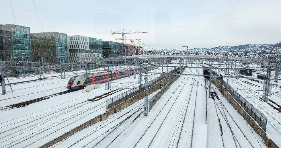 Toglinjer ved Sentralbanestasjon Oslo en vinterdag