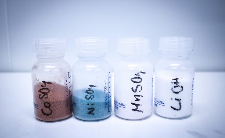 Bildet viser flasker med kobolt, nikkel, mangan, litium og aluminium