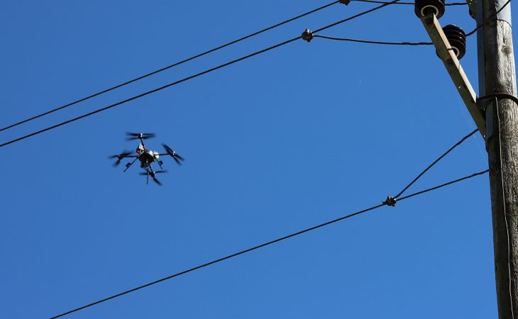 Bilde av drone som sjekker høyspentnettet.